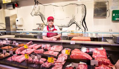 Mariela, beneficiaria del programa Incorpora, trabaja en un supermercado Carrefour de Madrid.