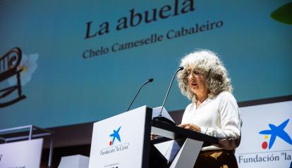 Chelo Cameselle Cabaleiro ganadora del XV Concurso de Relatos Escritos por Personas Mayores de la Fundación "la Caixa" y RNE en la categoría de Relatos, con La abuela.