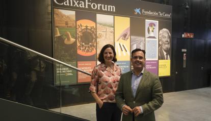 La directora del Área de Exposiciones, Colección y CaixaForum+ de la Fundación ”la Caixa”, Isabel Salgado, y el director de CaixaForum Sevilla, Moisés Roiz.