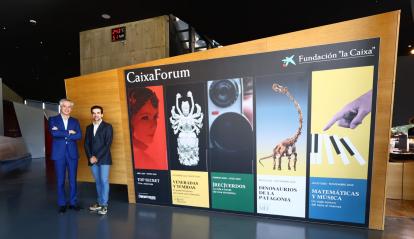 Ricardo Alfós, director de CaixaForum Zaragoza, y Javier Hidalgo, responsable de exposiciones de ciencia de la Fundación "la Caixa" en la presentación de temporada en CaixaForum Zaragoza.