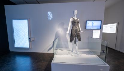 Una imatge del vestit Kinematics a la mostra de CaixaForum Lleida.