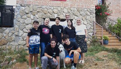 Ambas familias posan juntas en la casa de El Molar, Madrid.