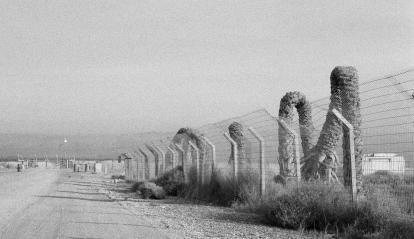 Fotografía de Sophie Ristelhueber «Puente Allenby núm. 1/ Puente Allenby núm. 2», de Sophie Ristelhueber