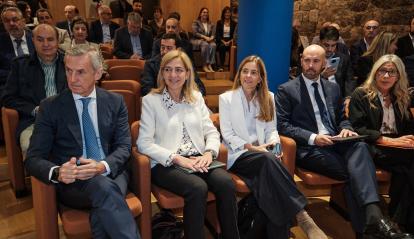 De izquierda a derecha: Juan Pedro Badiola, director territorial Norte de CaixaBank, SAR Infanta Doña Cristina, directora del Área Internacional de la Fundación "la Caixa", Ariadna Bardolet, directora de Programas Internacionales de la Fundación "la Caixa", Lander Rubio, director comercial de Empresas de la dirección territorial Norte de CaixaBank y Belén Lago, accionista del Grupo Oca - Obras Civiles del Atlántico.