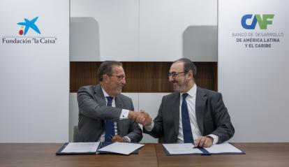 Antonio Vila Bertrán, director general de la Fundación “la Caixa”, y  Sergio Díaz-Granados, presidente ejecutivo de CAF.