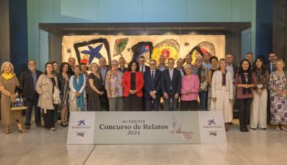 Foto de família amb els finalistes del XVI Concurs de Relats Escrits per Gent Gran.