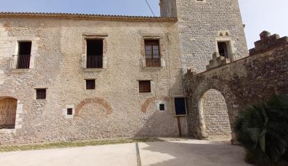 Façana de l’Hospital de Cervelló a Olesa de Bonesvalls després de la seva rehabilitació.