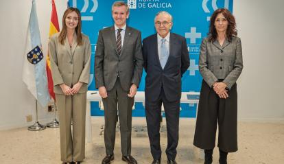 De izq. a der., la conselleira de Política Social e Igualdade de la Xunta de Galicia, Fabiola García; el presidente de la Xunta de Galicia, Alfonso Rueda; el presidente de la Fundación "la Caixa", Isidro Fainé; y la delegada de la Fundación "la Caixa" en Galicia, Susan Santos, durante la firma del convenio.