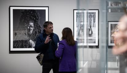 Visitantes en la exposición «Veneradas y temidas. El poder femenino en el arte y las creencias».