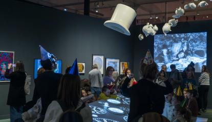 Visitantes disfrutando de una visita dinamizada en la exposición  «Los mundos de Alicia. Soñar el país de las maravillas»