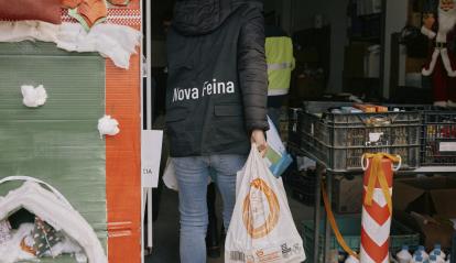 La Fundación Nova Feina repartiendo agua, botas o electrodómésticos entre los afectados.