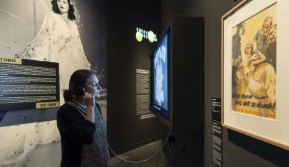 Visitant a l'exposició Top Secret a CaixaForum València.