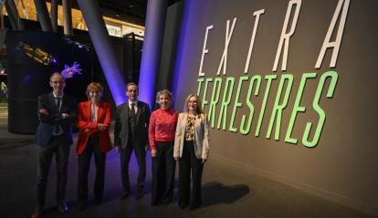 Los cuatro asesores científicos de la exposición (Benjamín Montesinos, Eva Villlaver, Montserrat Villar y Esther Lázaro, junto al director de CosmoCaixa, Valentí Farràs (centro)