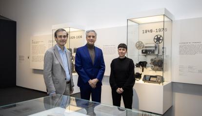 El director de CaixaForum Zaragoza, Ricardo Alfós, y los comisarios de la exposición e investigadores Efrén Cuevas y Núria F. Rius.