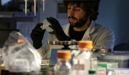 Marc Expòsit trabajando en el laboratorio.
