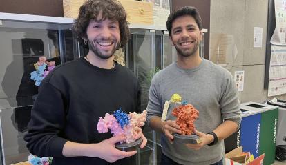Una tradición del Baker Lab consiste en regalar a los investigadores el diseño de sus proteínas imprimido en 3D cuando publican los artículos de sus investigaciones en publicaciones científicas. En la foto Marc Expòsit y Alfredo Quijano con sus proteínas.