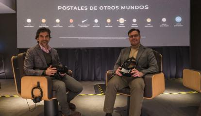 El director de CaixaForum Sevilla, Moisés Roiz, y el responsable de Exposiciones de Ciencia de la Fundación "la Caixa", Javier Hidalgo.