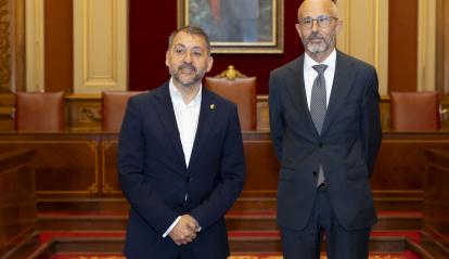 El alcalde de Santa Cruz de Tenerife, José Manuel Bermúdez, y el subdirector general de Cultura y Territorio de la Fundación ”la Caixa”, Rafael Chueca.
