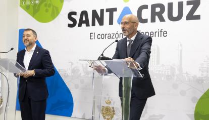 El alcalde de Santa Cruz de Tenerife, José Manuel Bermúdez, y el subdirector general de Cultura y Territorio de la Fundación ”la Caixa”, Rafael Chueca intervienen en la rueda de prensa de presentación de CaixaForum Tenerife.
