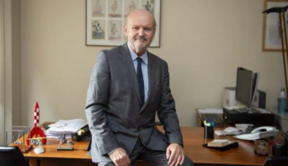 Fernando Jiménez-Ontiveros és funcionari del Cos de Tècnics Comercials i Economistes de l'Estat.