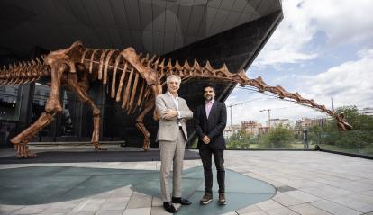 El director de CaixaForum Zaragoza, Ricardo Alfós, y el responsable de exposiciones de ciencia de la Fundación "la Caixa", Javier Hidalgo.