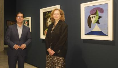 El director de CaixaForum Sevilla, Moisés Roiz, y la comisaria de la exposición y conservadora del Centre Pompidou, Angela Lampe.