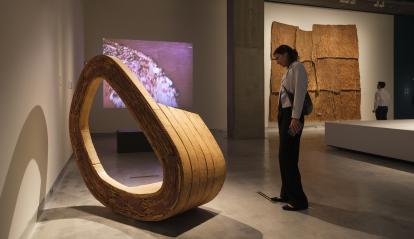 Una visitante admira una de las obras de la exposición «Arte y naturaleza. Un siglo de biomorfismo».