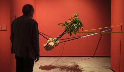 Un visitante frente a una de las obras de la exposición «Arte y naturaleza. Un siglo de biomorfismo».