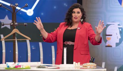 Laura Morán hablando frente a una mesa.