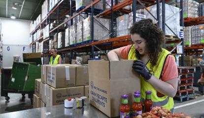 Voluntària durant la distribució d'aliments del Banc d'Aliments