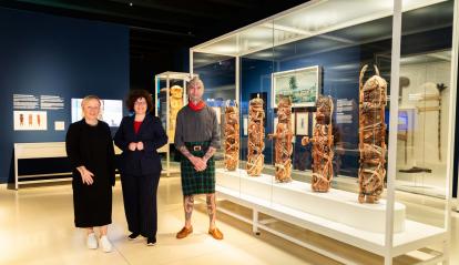 Dr. Julie Adams, Senior Curator of Oceania in the Department of Africa, Oceania and the Americas at the British Museum; Isabel Fuentes, Director of CaixaForum Madrid; and Māori artist George Nuku.