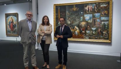 La directora de CaixaForum Barcelona, Mireia Domingo; el director del Museo Nacional del Prado, Miguel Falomir, y el comisario de la exposición y técnico de museos del Área de Conservación de Pintura Flamenca y Escuelas del Norte del Museo Nacional del Prado, José Juan Pérez Preciado.