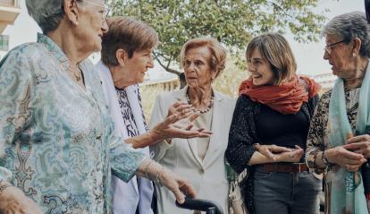 Dones grans passejant i xerrant amb algú més jove.