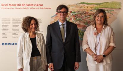 La consellera de Cultura, Sonia Hernández; el presidente de la Generalitat, Salvador Illa; y la directora de CaixaForum Tarragona, Glòria Olivé