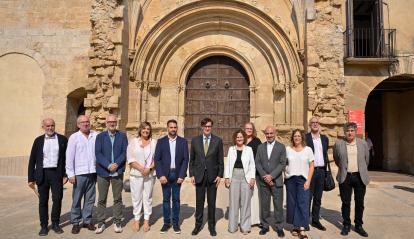Foto de família de la inauguració de la restauració del Monestir de Santes Creus amb el president de la Generalitat, Salvador Illa; la consellera de Cultura, Sònia Hernández, i la directora de CaixaForum Tarragona, Glòria Olivé