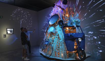 Visitantes ante una falla en la exposición «Interior Berlanga» en CaixaForum Sevilla.