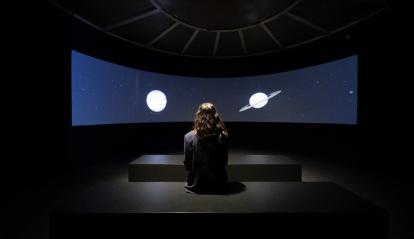 El evocador espacio final de la exposición nos habla de la música de las esferas.