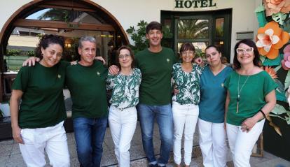 Els empleats de l'hotel Bell Repòs, Lorena Loggia, Ferran Colls, Susanna Bartomeu, Juan Camelio, Flora Parés, Saida Benhmed juntament amb la directora de l'hotel, Sonia Joanals.
