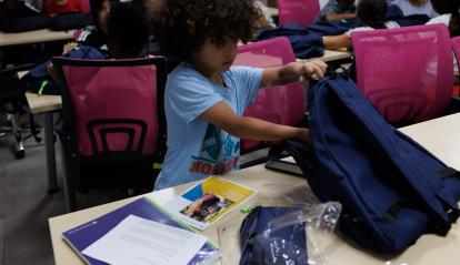 CaixaProinfancia ofrece servicios como refuerzo educativo, atención psicológica, logopedia, talleres familiares y actividades de ocio y tiempo libre, así como ayudas para cubrir necesidades básicas como la alimentación, la higiene y el equipamiento escolar.