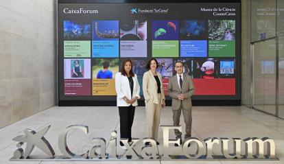 De izquierda a derecha, Mireia Domingo, directora de CaixaForum Barcelona, Isabel Salgado, directora del Área de Exposiciones, Colección y CaixaForum+ de la Fundación ”la Caixa” y Valentí Farràs, director de CosmoCaixa.