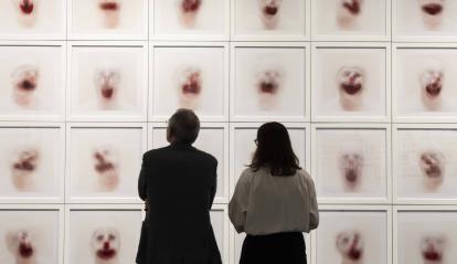 Visitantes ante una obra de Roni Horn en la exposición «Desenfocado. Otra visión del arte» en CaixaForum Madrid.