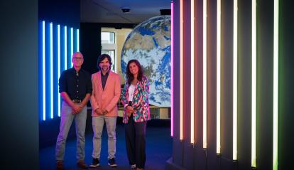Rubén Duro, Javier Hidalgo i Elisabet Linero, a l'entrada de l'exposició.