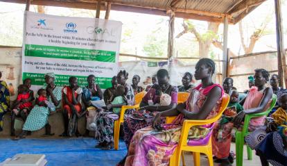 Dones beneficiàries del Projecte MOM participen en una sessió de sensibilització sobre nutrició al camp de refugiats de Tierkidi, Etiòpia.