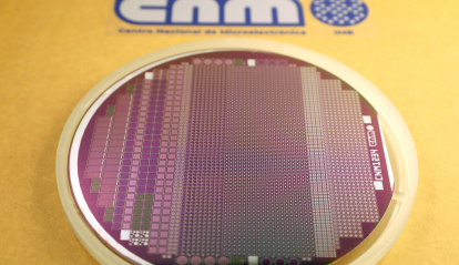 Disc de carbur de silici processat a la Sala Blanca de l'IMB-CNM amb els detectors abans de ser tallats.
