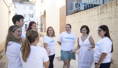 La familia Serrano hablando con Silvia García, gerente de la Fundación Héroes.