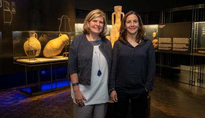La directora de CaixaForum Lleida, Maribel Tost, i la comissària i responsable del Centre d’Arqueologia Subaquàtica de Catalunya (CASC) - Museu d’Arqueologia de Catalunya (MAC), Rut Geli.
