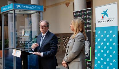 El subdirector general de la Fundación ”la Caixa”, Marc Simón, y la alcaldesa de Granada, Marifrán Carazo.