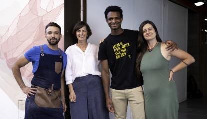 De izquierda a derecha. Gean Carlos Sallas, coordinador del obrador de la panadería Panic, Natalia Padrón, técnica de prospección y colaboración con empresas de la Fundación San Juan del Castillo, Djogo Barri, trabajador en el obrador de Panic, y Candela Cortina, técnica de orientación sociolaboral de la Fundación San Juan del Castillo.