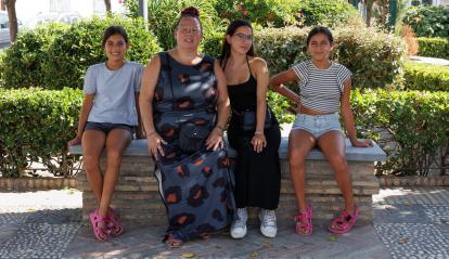 Raquel García junto con tres de sus 5 hijas. 