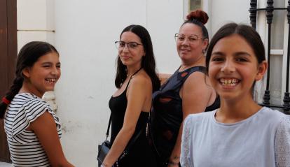 Raquel García sonriente junto con tres de sus hijas. 